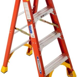 WERNER FIBERGLASS STEP LADDER 4FT 6204
